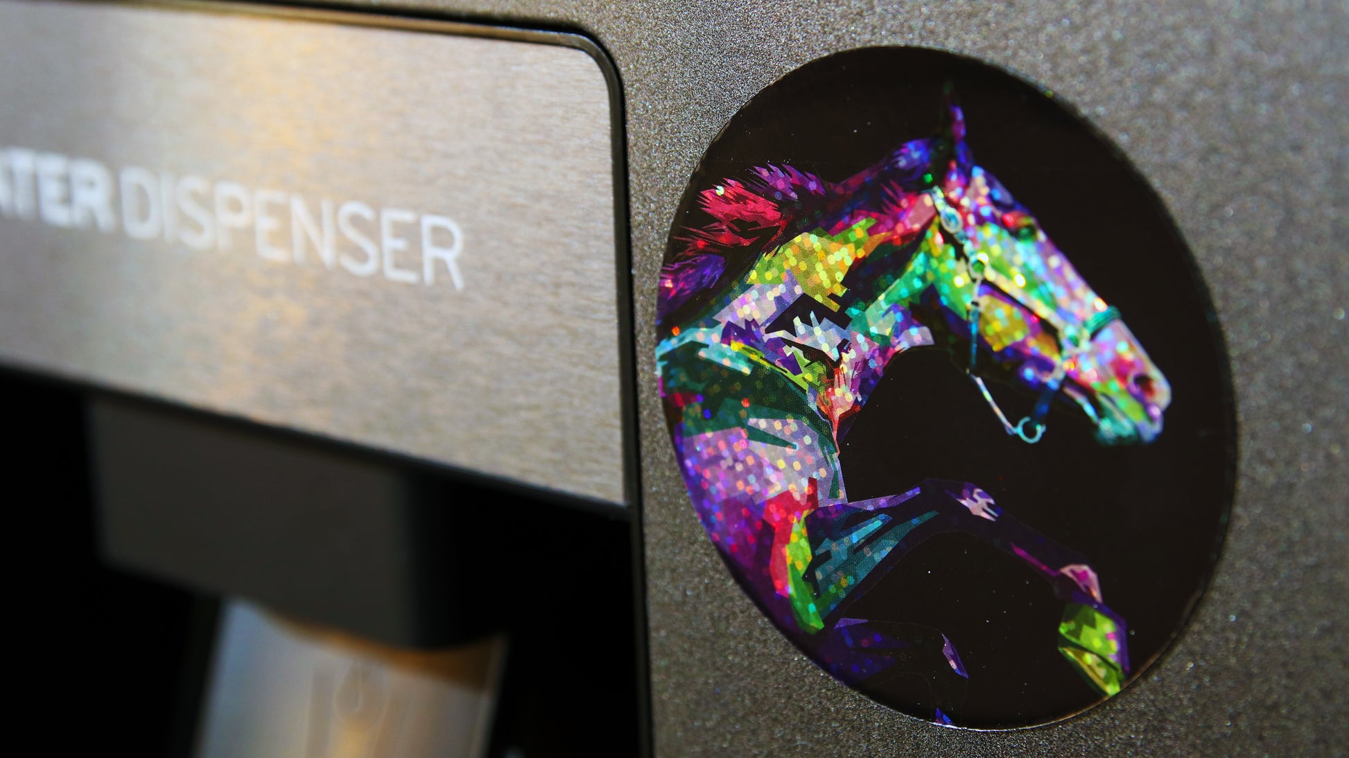 Circle glitter magnet with polygon horse design in different colours