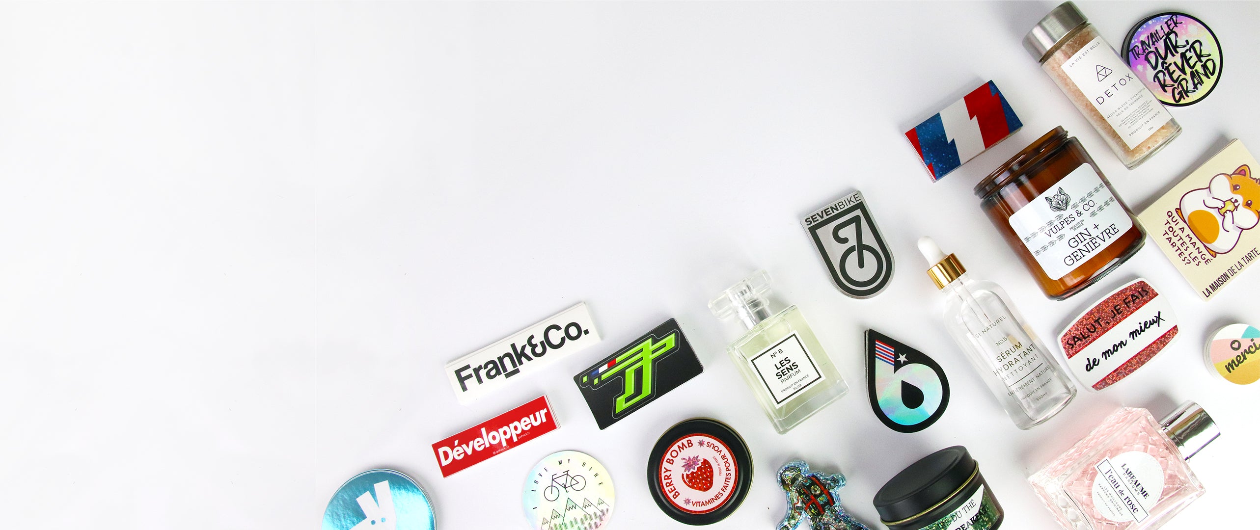 divers autocollants certains appliques certains empiles sur fond blanc